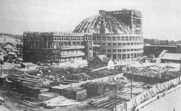 Строительство здания ДКиН в 1933 году: установлены сегментные фермы под опалубку для бетонирования купола