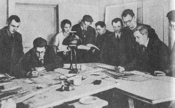 Группа проектировщиков под руководством Б. А. Гордеева в работе над конкурсным проектом здания ДКиН, 1933 год: (слева направо) 4-й – В. А. Добролюбов, 5-й – Б. И. Дмитриев, 7-й – Б. А. Гордеев, 8-й – С. П. Тургенев