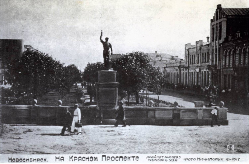Памятник Комсомольцу-Молотобойцу на Красном проспекте в Новосибирске