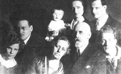 Т.Я. и И.-Х.Л. Бардт в кругу семьи перед отъездом в Сибирь, 1934 г. (из архива Е.Л. Бардта)